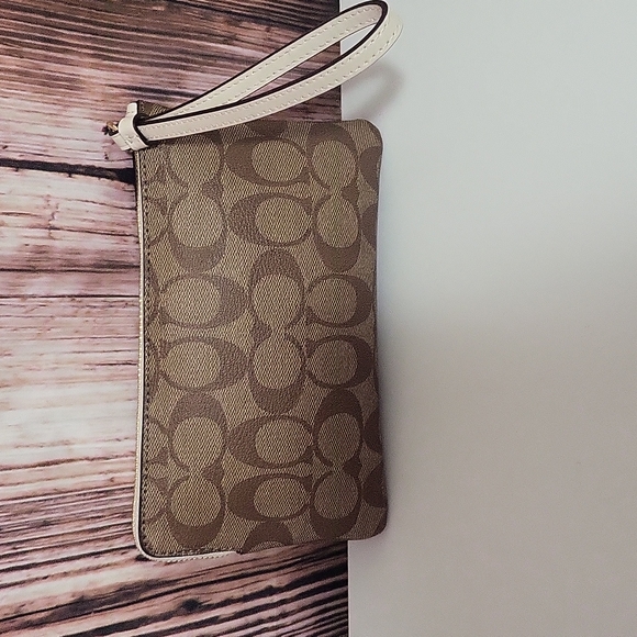 Coach Women's Corner Zip Wristle In Canvas Leather ( Like New) - Picture 5 of 9